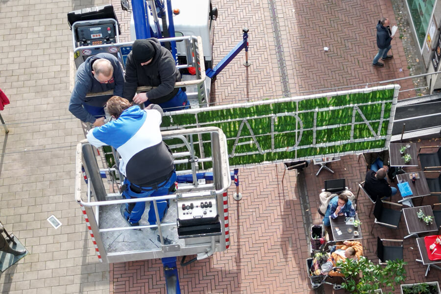 Trippler Elektrotechnik installiert die Weihnachtsbeleuchtung des Weihnachtsmarktes in Leverkusen Opladen